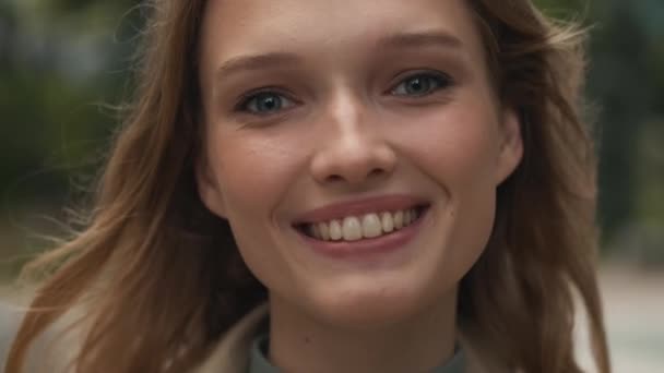 Nahaufnahme Eines Attraktiven Lächelnden Blonden Mädchens Das Glücklich Vor Der — Stockvideo