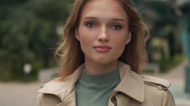 Sokakta kameraya gülümseyen güzel sarışın kızı izliyoruz. Havalı bayan öğrenci dışarıda mutlu görünüyor.