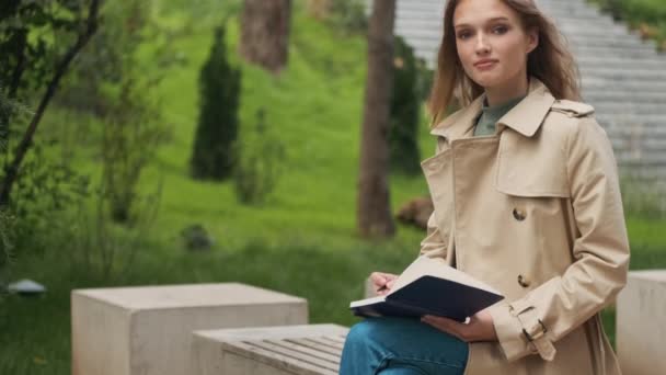 Schöne Blonde Studentin Trenchcoat Die Sich Auf Die Prüfungen Vorbereitet — Stockvideo