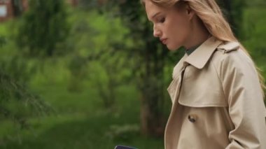 Kız öğrencinin şehir parkındaki sınavlara hazırlanırken ki görüntüsü. Açık havada çalış.