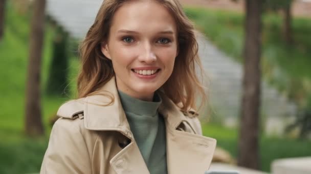 Linda Menina Estudante Loira Sorridente Olhando Mensagens Texto Feliz Com — Vídeo de Stock