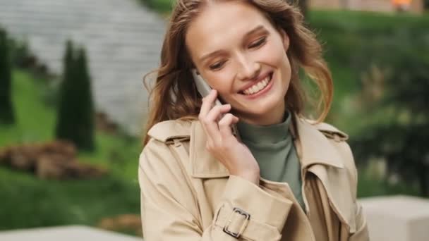 Tracking Shot Bella Studentessa Sorridente Durante Conversazione Con Amico Telefono — Video Stock