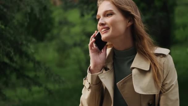 Vonzó Barátságos Diáklány Aki Boldogan Beszél Telefonon Városi Parkban Modern — Stock videók