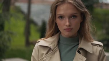 Şehir parkında tek başına yürürken çekici bir kızın görüntüsü. Dışarıdaki kız öğrenci.