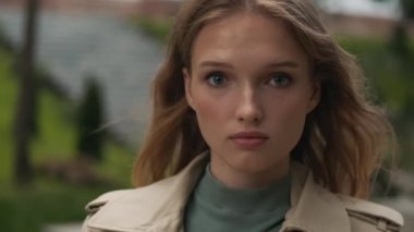 Dışarıdaki kameraya dikkatlice bakan düşünceli güzel bir kızın portresi. Derin bak.