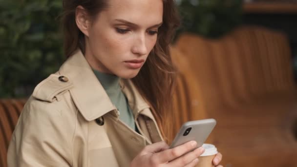 Porträtt Söt Student Flicka Ser Allvarlig Sitter Gatan Café Studerar — Stockvideo