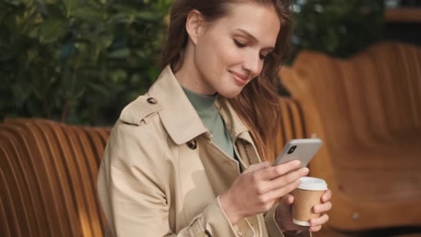 Attraente Studentessa Sorridente Vestita Trench Leggere Messaggi Nel Gruppo Universitario — Video Stock