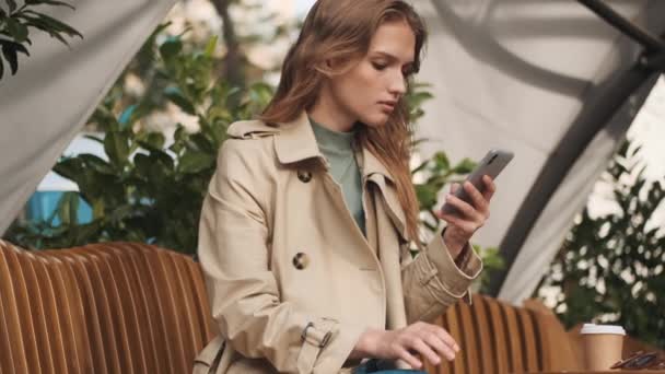 Attraente Studentessa Elegante Utilizzando Carta Credito Con Smartphone Shopping Online — Video Stock