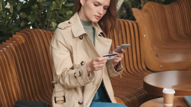 Bella Studentessa Vestita Trench Utilizzando Carta Credito Con Smartphone Shopping — Video Stock