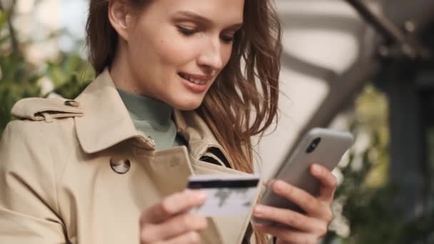 Rastreamento Tiro Menina Estudante Bonita Usando Cartão Crédito Com Smartphone — Vídeo de Stock