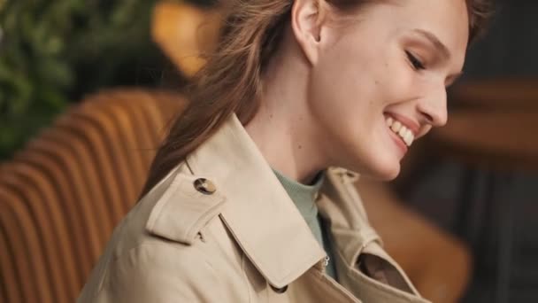 Tracking Shot Uśmiechniętej Uczennicy Wygląda Szczęśliwy Pomocą Smartfona Płacenia Online — Wideo stockowe