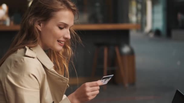 Spårning Skott Glada Student Flicka Sitter Gatan Café Med Kreditkort — Stockvideo