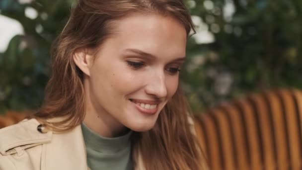 Portrét Pěkně Usměvavé Studentky Která Ráda Odpočívá Pouliční Kavárně Výraz — Stock video