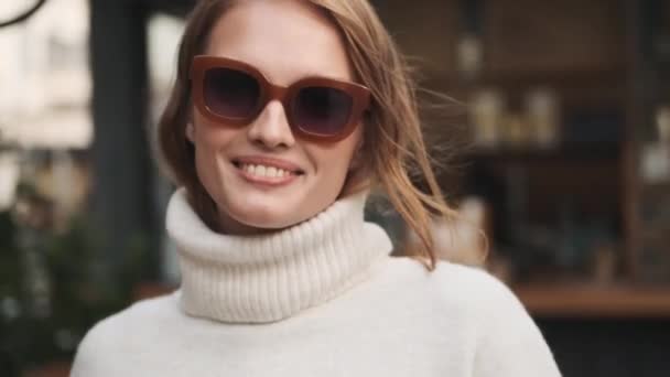 Krásná Blond Dívka Slunečních Brýlích Oblečená Bílém Útulném Svetru Vypadá — Stock video