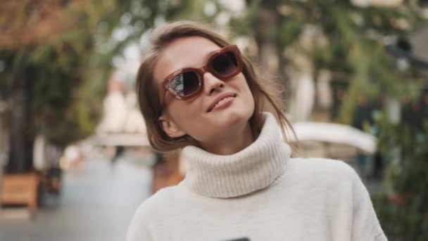 Vonzó Elegáns Lány Napszemüvegben Öltözött Fehér Hangulatos Pulóver Sms Ezés — Stock videók