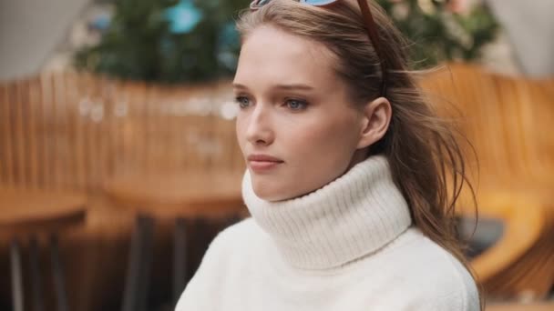 Retrato Hermosa Chica Sonriente Vestida Con Suéter Cuello Blanco Mirando — Vídeos de Stock