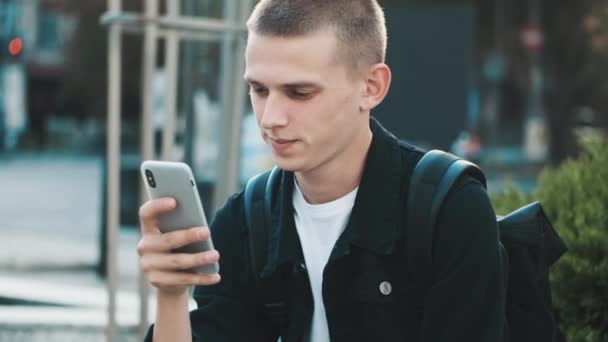 Tracking Shot Van Student Jongen Genieten Van Draadloos Internet Communicatie — Stockvideo