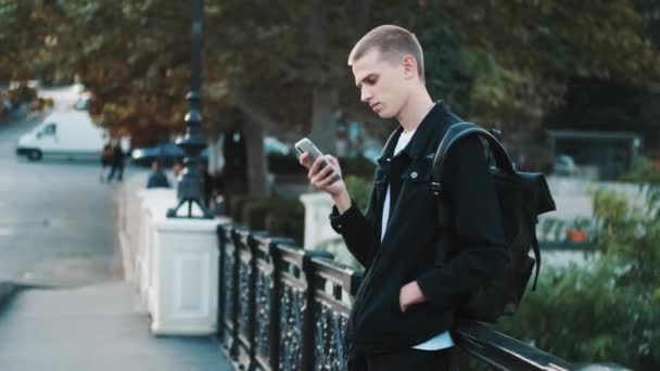 Largura Completa Tiro Estudiante Con Estilo Usando Smartphone Mientras Espera — Vídeo de stock