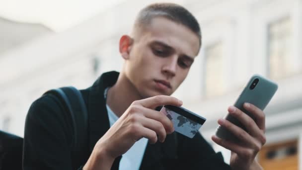 Retrato Estudante Bonito Cara Pagando Pela Educação Faculdade Line Por — Vídeo de Stock