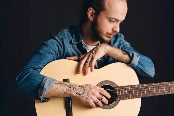 Retrato Músico Tatuado Posando Con Guitarra Sobre Fondo Negro Tipo — Foto de Stock