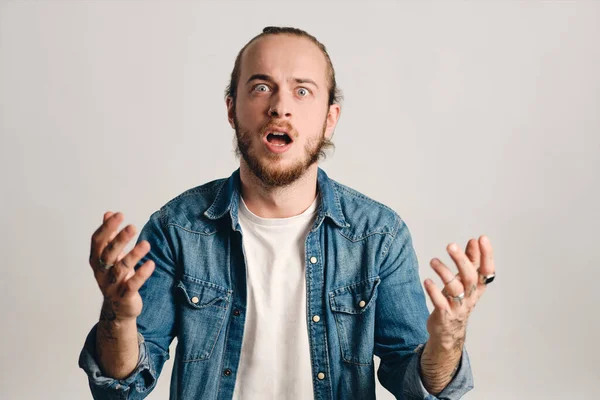 Retrato Joven Barbudo Mirando Con Asombro Cámara Siendo Sorprendido Con — Foto de Stock