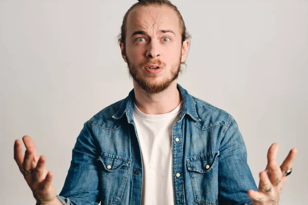 Retrato Hombre Molesto Barbudo Que Indignado Posando Cámara Sobre Fondo — Foto de Stock