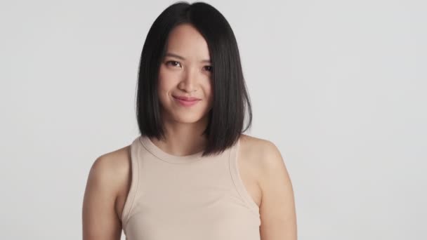 Çekici Gülümseyen Asyalı Kız Beyaz Arka Planda Izole Bir Şekilde — Stok video