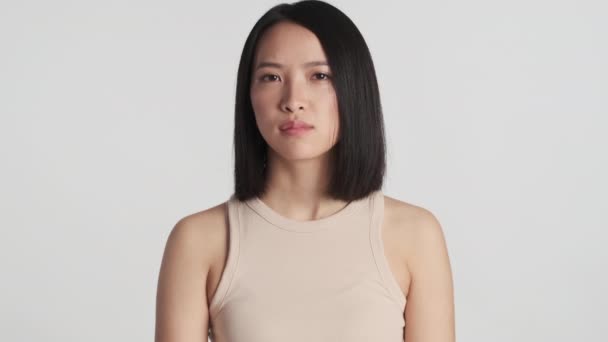 Jovem Mulher Asiática Olhando Cabeça Acenando Confiante Nenhum Gesto Câmera — Vídeo de Stock