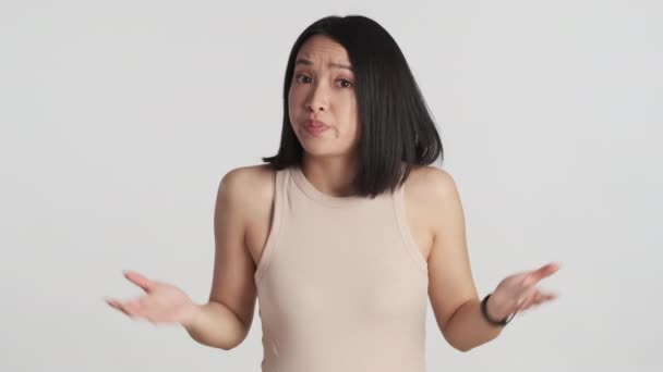 Jeune Femme Asiatique Regardant Sérieusement Les Mains Levées Sur Caméra — Video