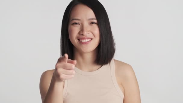 Ganska Ung Asiatisk Kvinna Indikerar Rakt Framför Kameran Med Pekfingret — Stockvideo