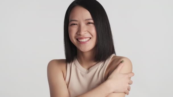 Güzel Pozitif Asyalı Kız Beyaz Arka Planda Izole Edilmiş Kamerada — Stok video