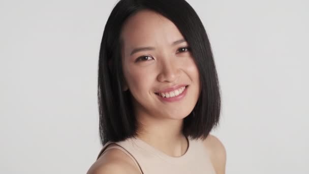 Cerca Hermosa Chica Asiática Buscando Encantador Sonriendo Cámara Sobre Fondo — Vídeos de Stock