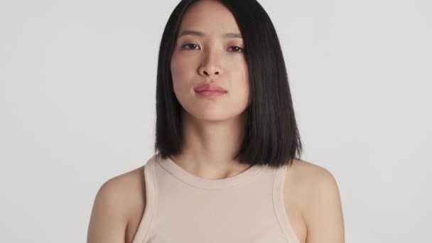 Retrato Jovem Bela Mulher Asiática Atentamente Olhando Câmera Sentindo Confiante — Vídeo de Stock