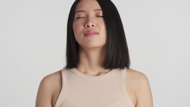 Retrato Hermosa Calma Chica Asiática Disfrutando Del Silencio Buscando Seguro — Vídeo de stock
