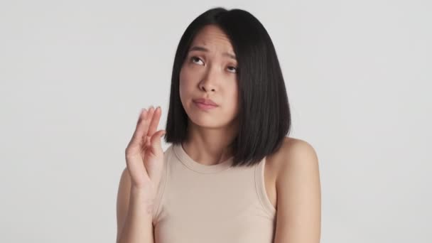 Wanita Asia Yang Bosan Menunjukkan Bla Bla Gerakan Selama Berbicara — Stok Video