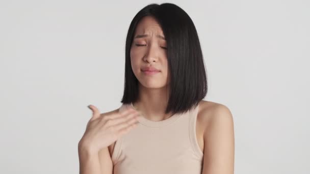 Porträtt Allvarlig Asiatisk Flicka Visar Avvisande Gest Över Vit Bakgrund — Stockvideo