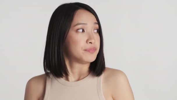 Gergin Asyalı Kızın Beyaz Arka Planda Kendini Yalnız Hisseden Portresi — Stok video
