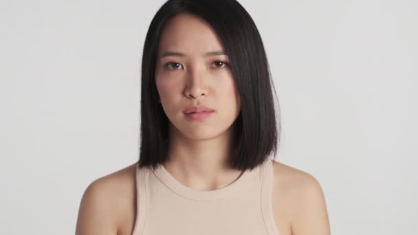 Porträt Eines Asiatischen Mädchens Das Die Kamera Starrt Und Sich — Stockvideo