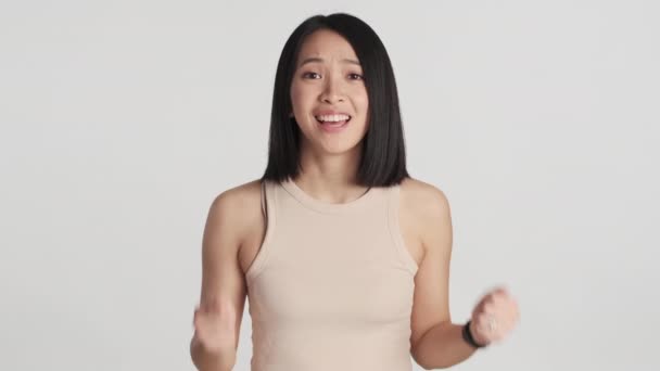 Neşeli Asyalı Kız Mutlu Görünüyor Beyaz Arka Planda Izole Edilmiş — Stok video