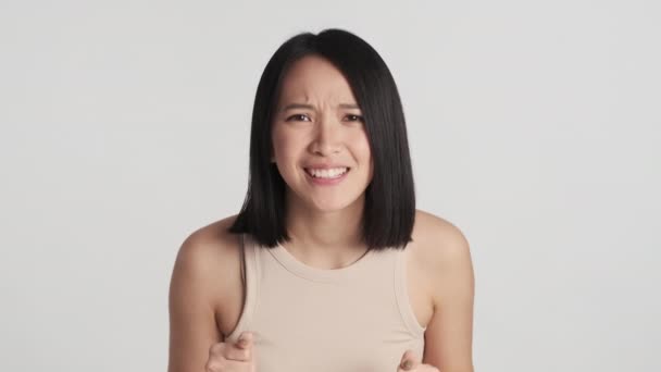 Genç Duygusal Asyalı Kadın Beyaz Arka Planda Başarılı Bir Anlaşmayı — Stok video