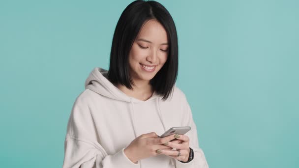 Attraktiv Positiv Asiatisk Flicka Chatta Med Bästa Vän Smartphone Ser — Stockvideo