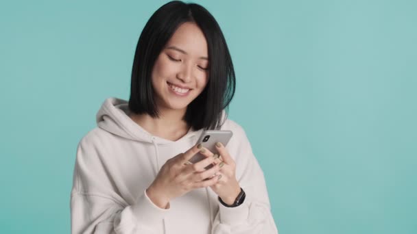 Pěkně Usměvavá Asijská Dívka Bílé Mikině Chatování Kluky Line Smartphonu — Stock video