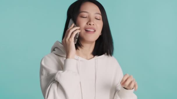 후드를 배경으로 친구와 통화를 아시아 현대의 — 비디오