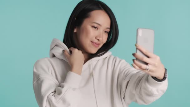 Nettes Lächelndes Asiatisches Mädchen Macht Selfie Und Wählt Foto Für — Stockvideo