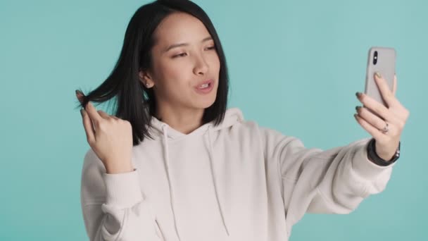 Vacker Asiatisk Flicka Med Videosamtal Gärna Prata Med Bästa Vän — Stockvideo