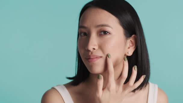 아침에 스킨케어를 얼굴에 크림을 바르는 아름다운 아시아 여성의 모습이 위에서 — 비디오