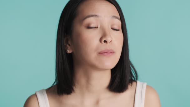 Mladá Atraktivní Asijská Žena Usmívá Ukazující Čisté Zuby Kameře Přes — Stock video