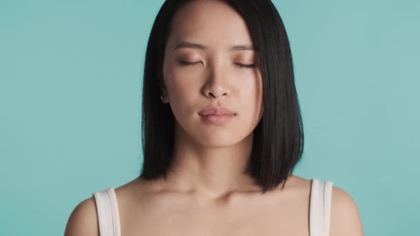Närbild Vacker Lugn Asiatisk Flicka Tar Ett Djupt Andetag Intensivt — Stockvideo
