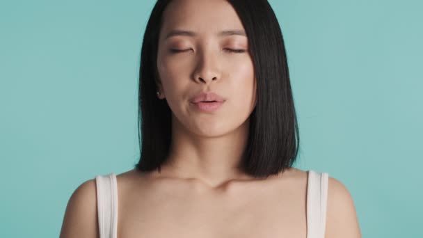 관능적 아시아 소녀가 심호흡을 진정시키려는 — 비디오