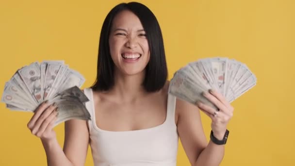 Menina Asiática Elegante Bonita Olhando Confiante Acenando Largo Dinheiro Câmera — Vídeo de Stock